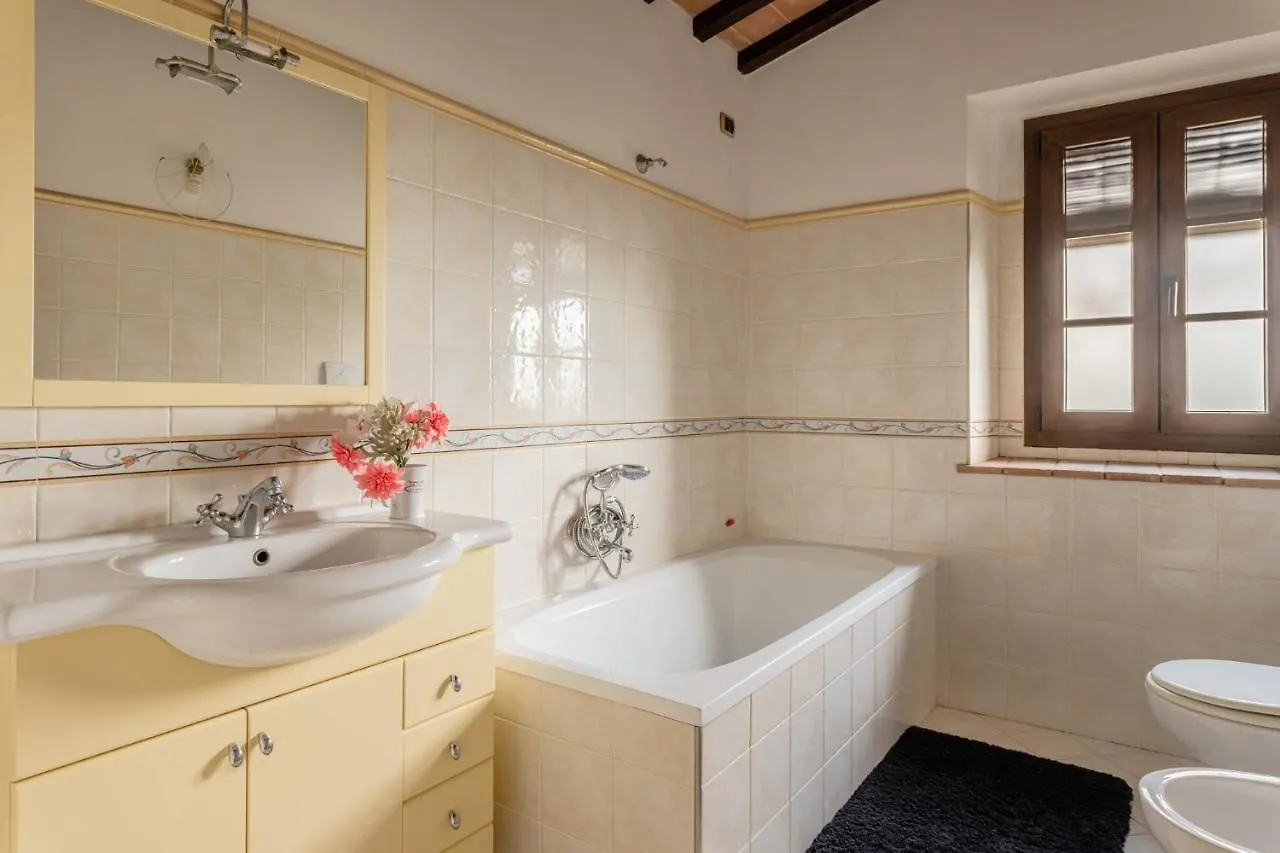 Guest house Casa Vecchia Rooms And Parking Gambassi Terme